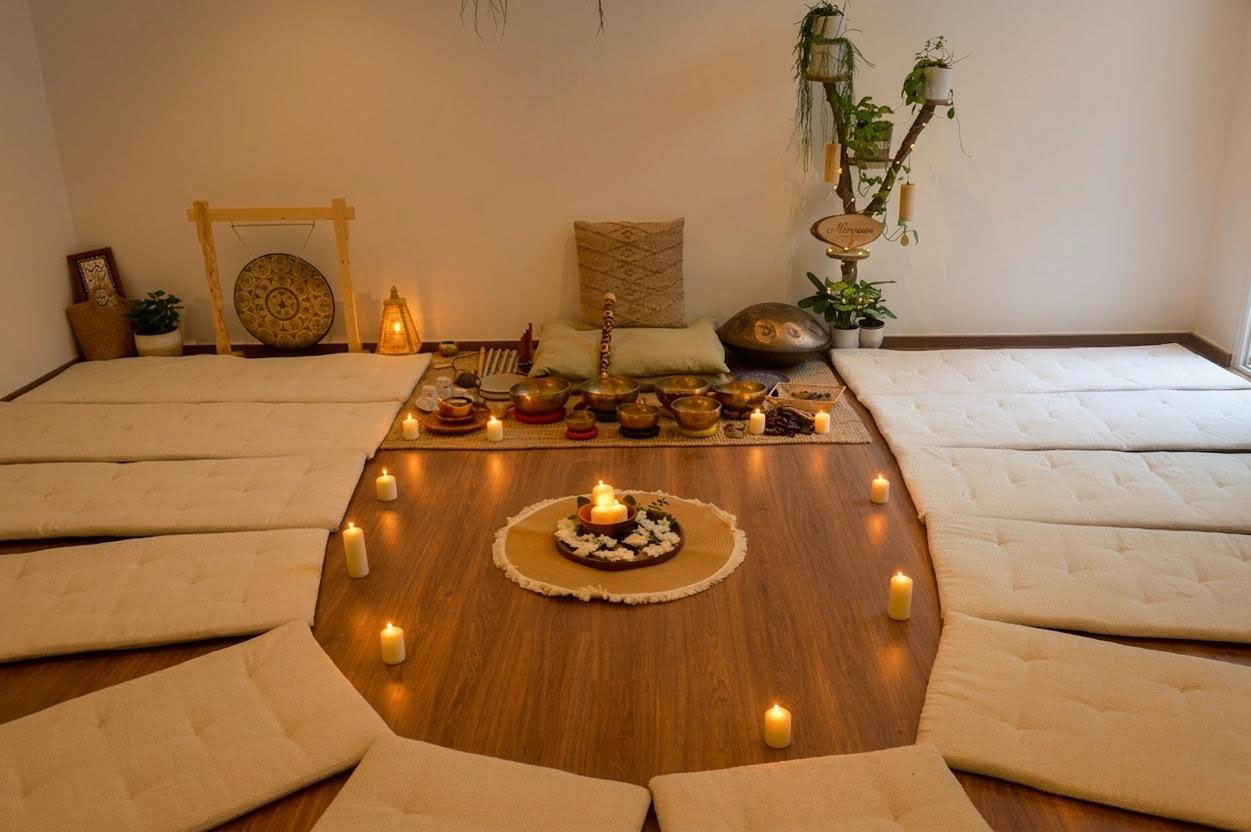 Session de groupe Sound Healing — cuves tibétaines, bougies, espace Nüraya