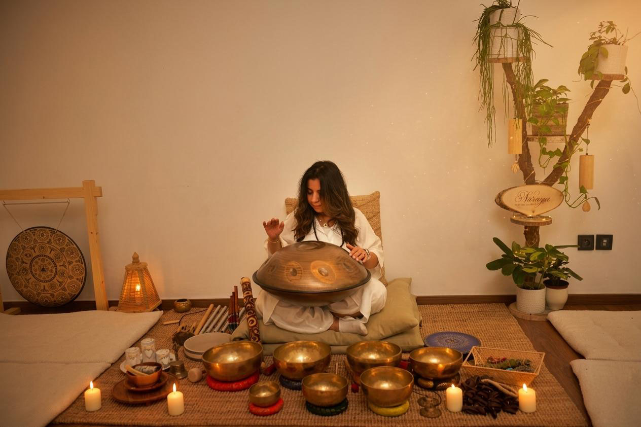 Khaoula jouant le handpan lors d’une séance de Sound Healing Nüraya